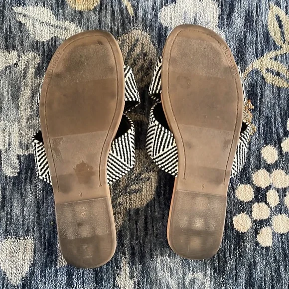 Old Navy, Black and White, Sandals, Size 9 - Picture 2 of 3